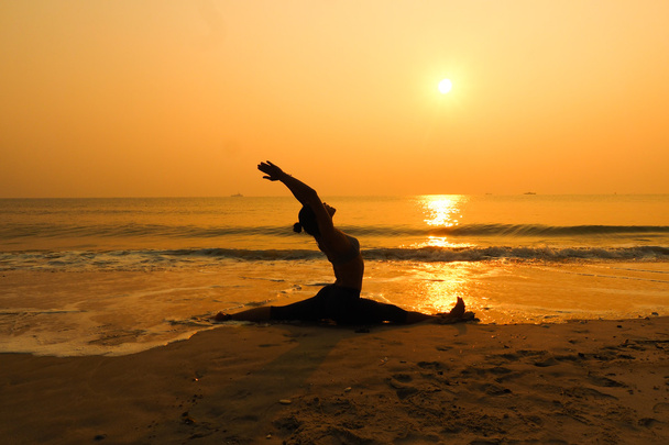 практикуючі йогу жінка
   - Фото, зображення