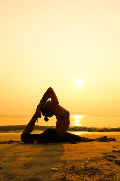 woman practicing yoga   - Fotografie, Obrázek