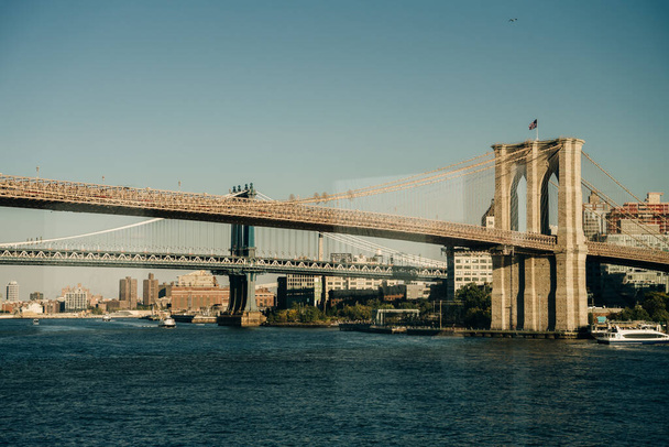 kilátás a brooklyni hídra a 17-es mólóról. Kiváló minőségű fénykép - Fotó, kép