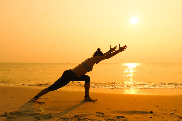 kobieta praktykująca jogę   - Zdjęcie, obraz