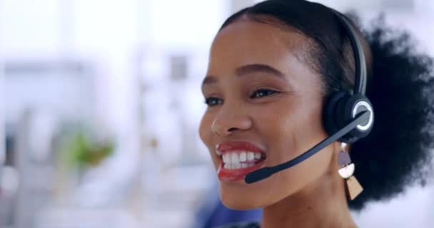 Επικοινωνήστε μαζί μας, μαύρη γυναίκα ή σύμβουλος στο τηλεφωνικό κέντρο μιλώντας, μιλώντας ή δικτυώνοντας on-line στην τεχνική υποστήριξη. Crm, φιλικό ή ασφαλιστικό πράκτορα σε επικοινωνία ή συνομιλία στην εξυπηρέτηση πελατών. - Πλάνα, βίντεο