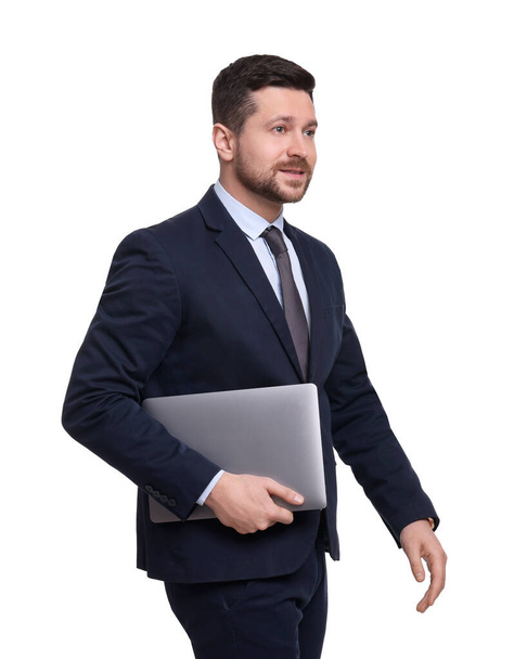 Bello uomo d'affari barbuto in giacca e cravatta con laptop su sfondo bianco - Foto, immagini