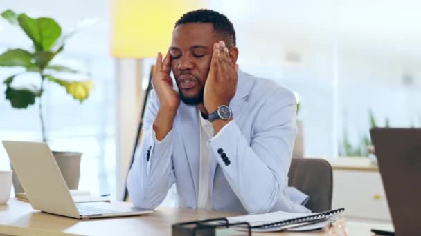 Dolor de cabeza, portátil y negocios con el hombre negro en la oficina para el estrés, el agotamiento y la salud mental. Cansado, frustrado y migraña con el empleado masculino en la agencia corporativa para la preocupación, el fracaso y la fatiga. - Metraje, vídeo