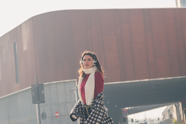 Krásná mladá brunetka pózuje v ulicích města - Fotografie, Obrázek