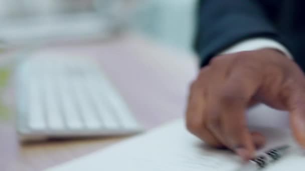 Επιχειρηματίας, δακτυλογράφηση και τα χέρια γράφοντας στο σχεδιασμό για υπενθύμιση, εργασία ή χρονοδιάγραμμα στο ημερολόγιο ή βιβλίο στο γραφείο. Χέρι του εργαζομένου κρατώντας σημειώσεις για την προθεσμία του έργου ή την τήρηση αρχείων στο χώρο εργασίας. - Πλάνα, βίντεο