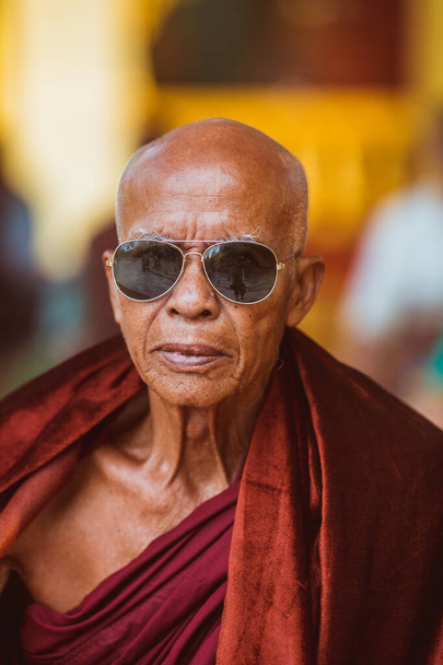 Мянмар, 18 лютого 2021 - буддійський чернець у М'янмі. Фотографія високої якості - Фото, зображення