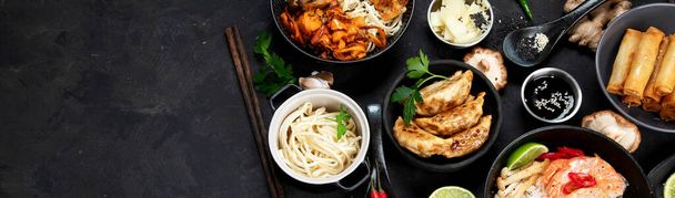 Siyah arka planda çeşitli Asya yemekleri, üst manzara. Asya yemekleri konsepti. Uzayı kopyala Panorama, bayrak - Fotoğraf, Görsel