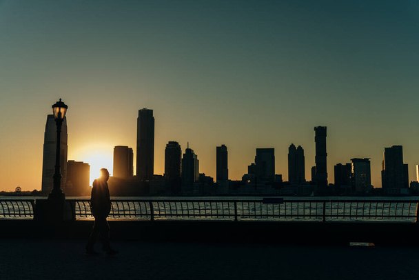 vista della maglia nuova al tramonto. silhouette cittadina. Foto di alta qualità - Foto, immagini