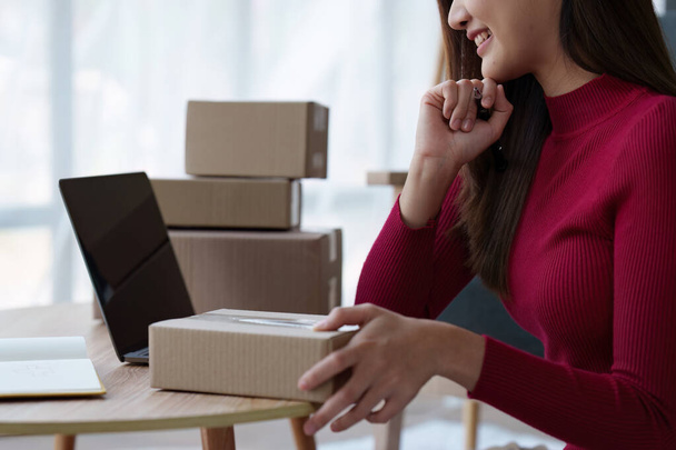 Małe firmy Właściciele MŚP kobiety przedsiębiorcy sprawdzić zamówienia online, aby przygotować się do pakowania pudełek, sprzedawać klientom, pomysły biznesowe sme online. - Zdjęcie, obraz