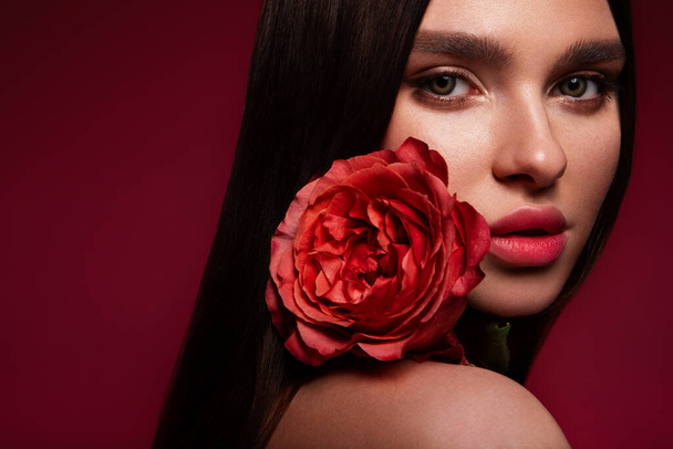 Gyönyörű romantikus fiatal nő rózsával. A tavasz és a nyár inspirációja. Parfüm, kozmetikai fogalom. Kiváló minőségű fénykép - Fotó, kép