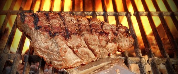 Sıcak bir barbekü ızgara üzerine Spatula üzerinde kızarmış biftek - Fotoğraf, Görsel