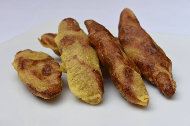 Des biscuits du festival sri-lankais extrêmement savoureux appelés Athirasa s'alignent sur une assiette blanche - Photo, image