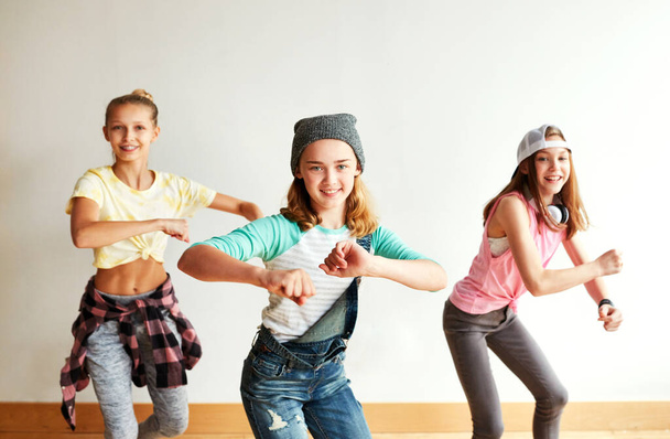 Holky se jen chtějí bavit. mladé dívky tančí v tanečním studiu - Fotografie, Obrázek