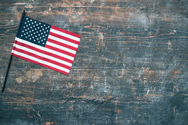 Feierlichkeiten zum Unabhängigkeitstag. Vereinigte Staaten von Amerika USA Flagge auf Holzgrund, für den 4. Juli - Foto, Bild