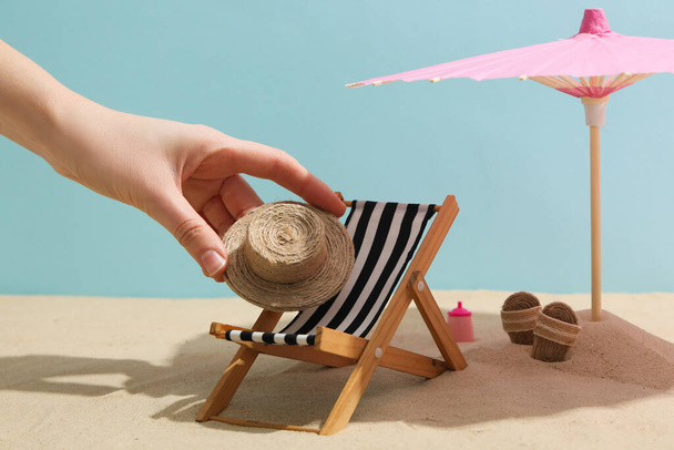 Аксессуары для рук и мини-пляжа на голубом фоне - Фото, изображение