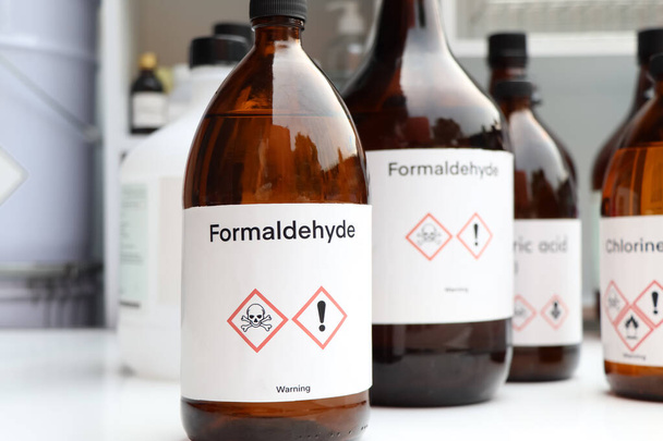 Формальдегід, небезпечні хімічні речовини та символи на контейнерах, хімічні речовини в промисловості або лабораторії
  - Фото, зображення