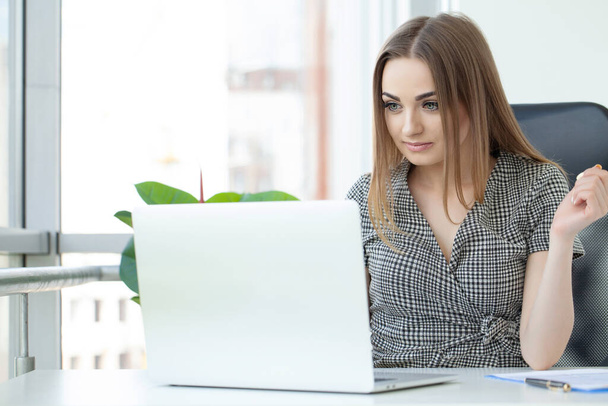 Ділова жінка Бізнес жінка зайнята роботою на ноутбуці в офісі
 - Фото, зображення