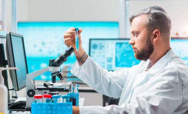 プロの科学者は、現代の科学研究所でワクチンに取り組んでいます。遺伝子工学の職場だ。未来技術と科学の概念. - 写真・画像