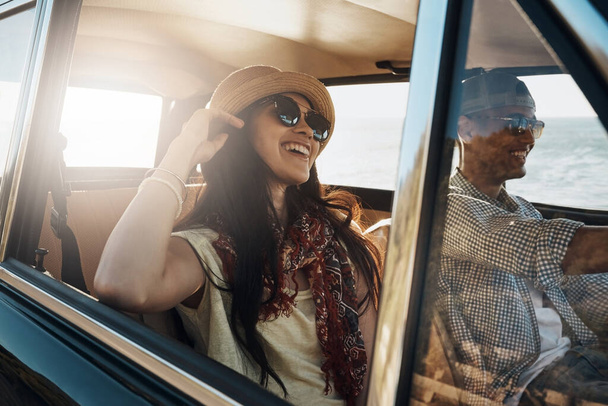 Summer time is adventure time. a young couple enjoying a road trip along the coast - Foto, immagini