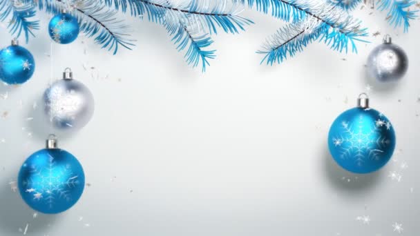 Μπλε Χριστούγεννα μπάλες και χιόνι με ελεύθερο χώρο στη μέση - Πλάνα, βίντεο