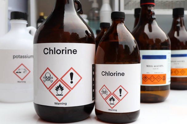 хлор, небезпечні хімічні речовини та символи на контейнерах, хімічні речовини в промисловості або лабораторії
  - Фото, зображення