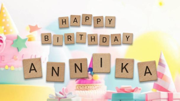 Gelukkige verjaardag Annika kaart met houten tegels tekst. Meisjes verjaardagskaart met kleurrijke achtergrond. - Foto, afbeelding