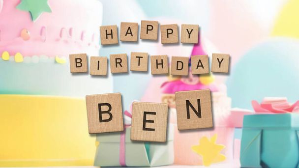 Feliz cumpleaños Ben tarjeta con azulejos de madera de texto. Tarjeta de cumpleaños para niños con fondo colorido. - Foto, Imagen