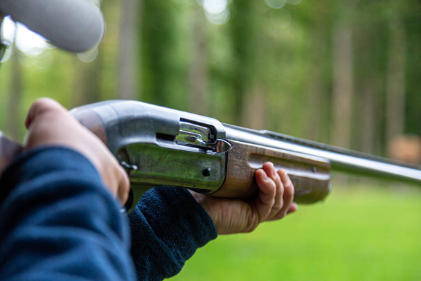 Skeet Shooting .Man shooting at target on an outdoor shooting range at sunny day, training alone, confident and skilled, experienced. Shooting and Guns. - Foto, Imagem