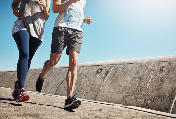 Continuem a andar. um jovem casal para uma corrida no calçadão - Foto, Imagem