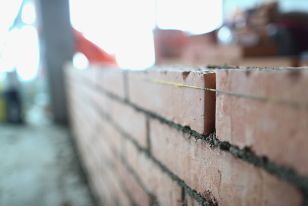 Maçonnerie du mur pose correcte de la brique rouge pour un mur fiable de la maison forte ou un bâtiment en brique. Concept de construction. - Photo, image