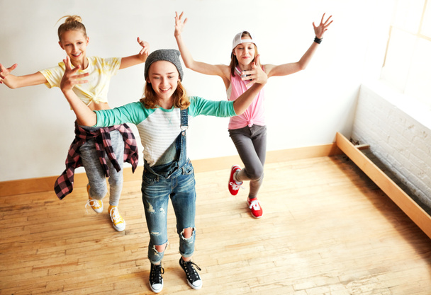 Fatti avanti e balla o esci. giovani ragazze che ballano in uno studio di danza - Foto, immagini