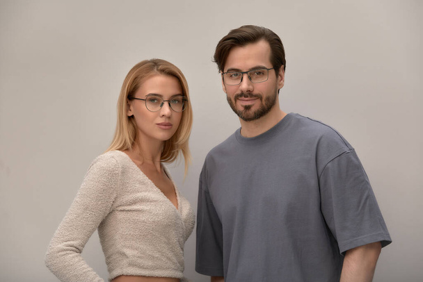 Közelkép egy ölelkező pár szemüveges, egy férfi és egy nő 25-35 éves ölelkezik a kamera, a kapcsolat egy lány és egy srác. - Fotó, kép