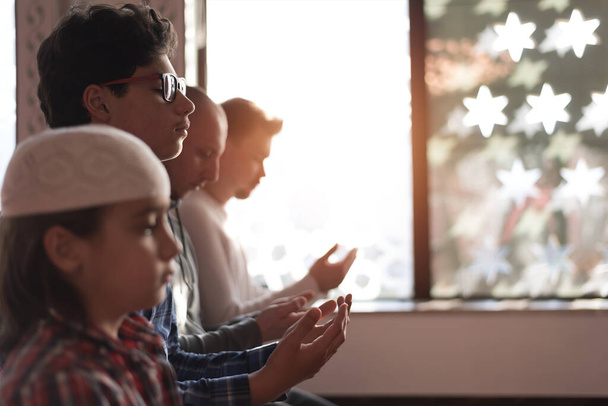 Ісламська, громада або люди в молитві з хлопчиком або дитиною за підтримку богів, духовний мир під час рамадану - Фото, зображення