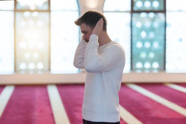 Іслам, релігія і молитва чоловіка-мусліма в мечеті в Рамадані за духовну віру - Фото, зображення