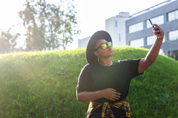 Fröhliche junge Frau macht Selfie - Millennial- und Generation-Z-Konzept - Foto, Bild