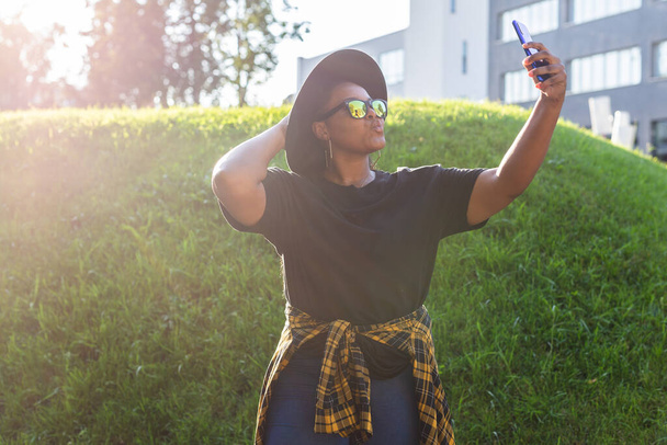 Attraktive Afrikanerin macht Selfie auf der Straße mit Brille - Millennials und Generation Z - Foto, Bild