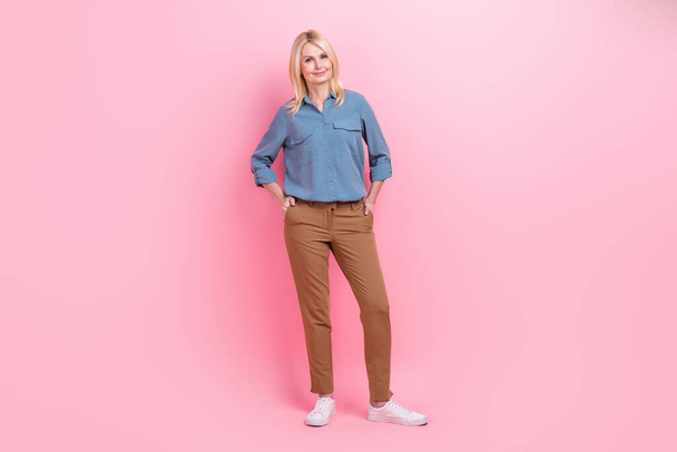 Full body photo of confident business owner expert pensioner woman hands pockets stylish outfit office worker isolated on pink color background. - Foto, Imagem