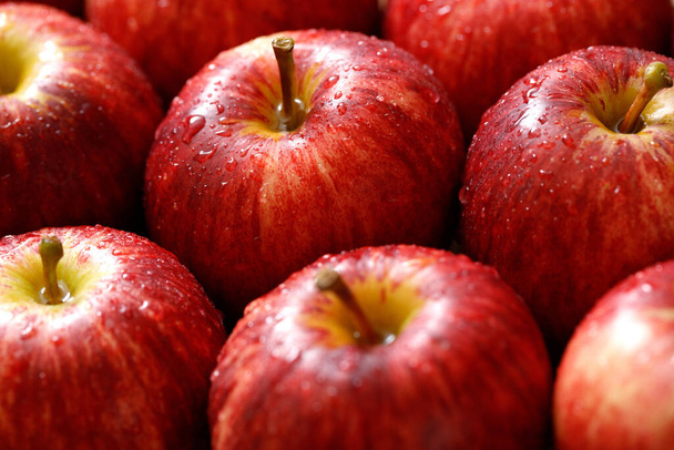 verse rode appel textuur achtergrond in de supermarkt - Foto, afbeelding