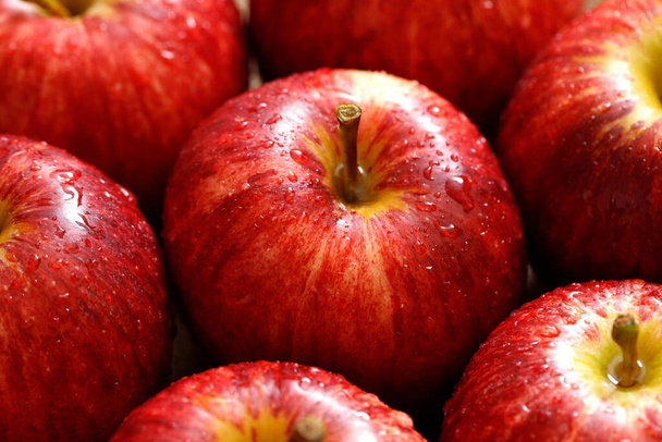 verse rode appel textuur achtergrond in de supermarkt - Foto, afbeelding