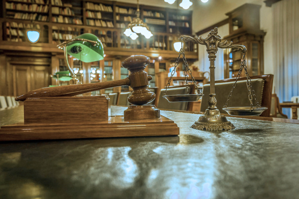 Symbole du droit et de la justice dans la bibliothèque
 - Photo, image