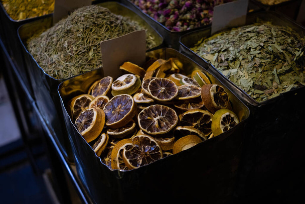 gedroogde citroenschijfjes op de markt, in plakjes gesneden droge citroen - Foto, afbeelding