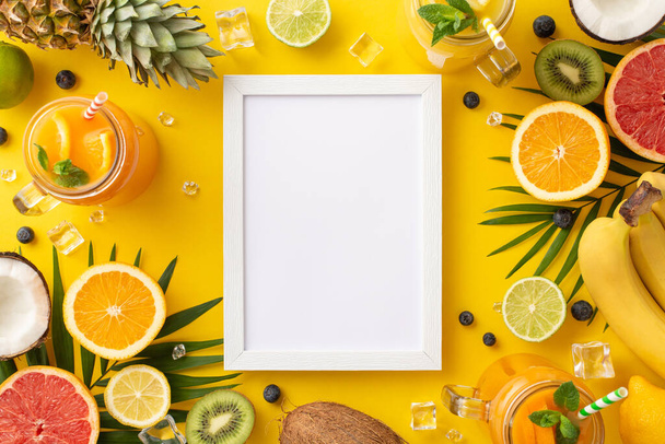 Fügen Sie Ihren Marketingmaterialien einen Farbtupfer mit einem lebendigen Flachbild-Foto eines Zitrusgetränks mit Orange, Zitrone, Limette und Grapefruit auf einem stilvollen gelben Hintergrund mit leerem Fotorahmen hinzu. - Foto, Bild