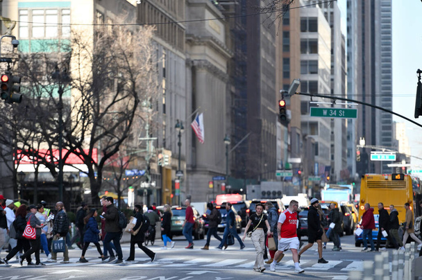 New York City - February 15, 2023: Unidentified people at Manhattan street, in New York City, United States. - Foto, Bild