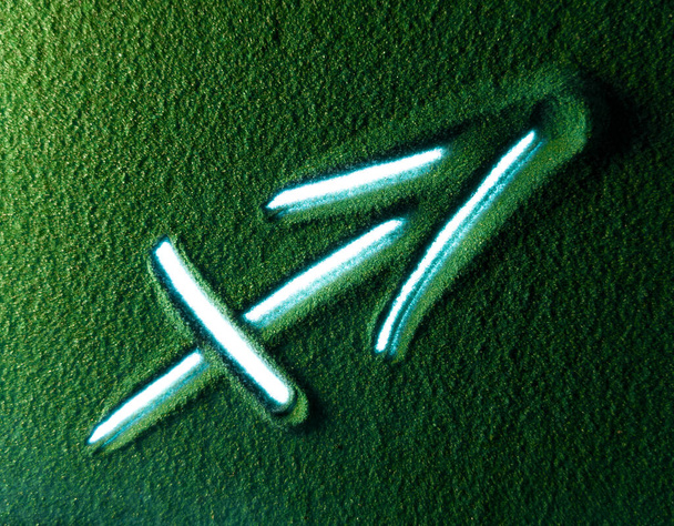 Yeşil Kum 'da Yay burcunun burç sembolünü elle çizmek. Erkek el yeşil kuma beyaz arka ışıklandırmalı yay burcu sembolü yazar. Üst görünüm 4k çözünürlüğü - Fotoğraf, Görsel