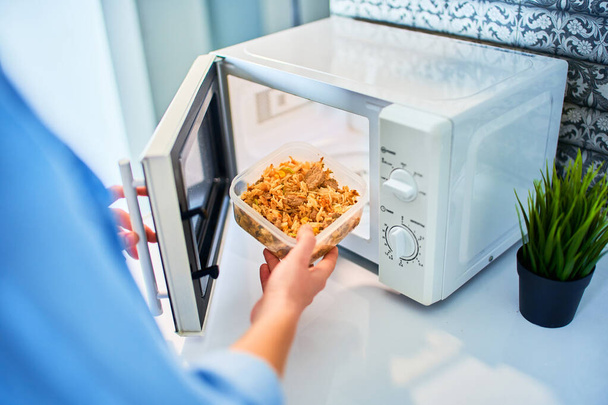 Person heating food in the microwave oven - Φωτογραφία, εικόνα