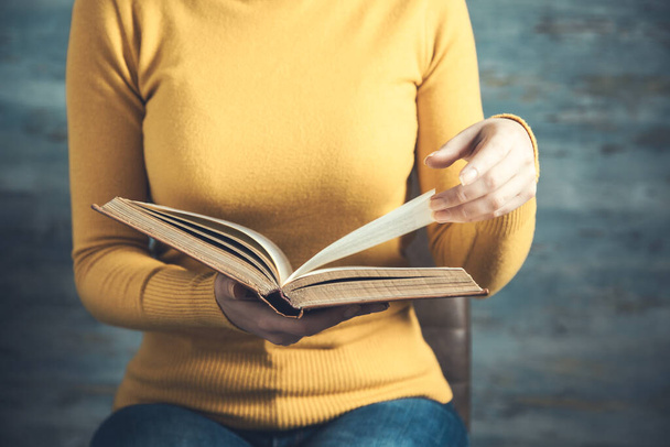 γυναίκα ανάγνωση βιβλίο για το μπλε αφηρημένο φόντο - Φωτογραφία, εικόνα