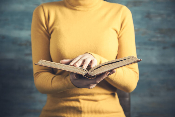 woman reading book on blue abstract background - Φωτογραφία, εικόνα