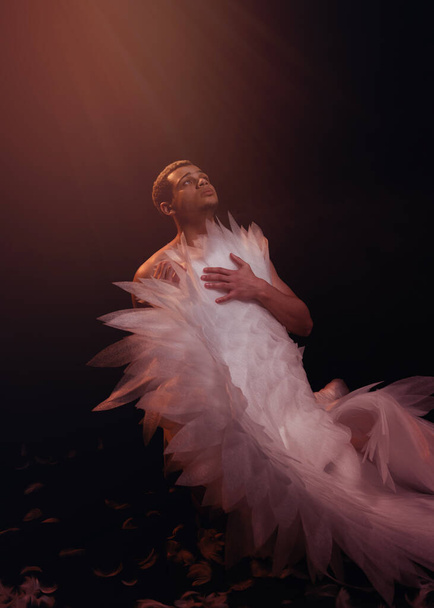 Молодой сильный ангел с белыми крыльями с небес. Ангел с мускулистым телом. Чувственный человек - Фото, изображение