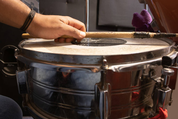 рука з барабаном на наборі барабанів - Фото, зображення