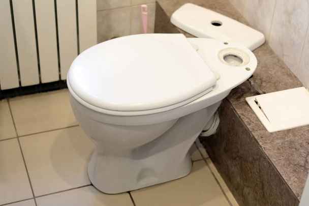Bol de toilette dans une toilette à la maison, gros plan photo. - Photo, image
